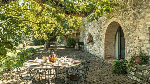 Camporempoli, patio table