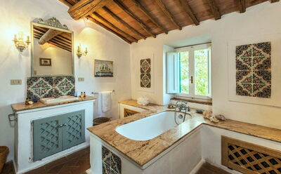 Une salle de bain à Camporempoli