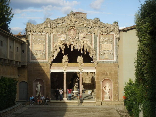 Grotta del Buontalenti, façade