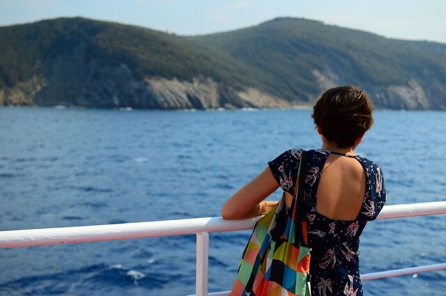 Fille avec vue sur la côte toscane