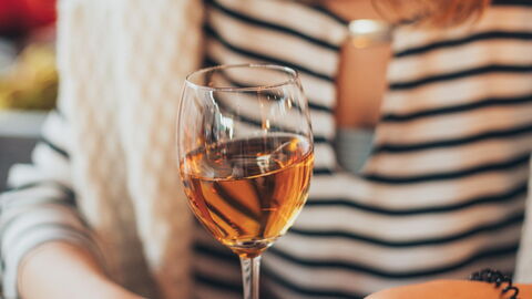 Une femme appréciant le vin