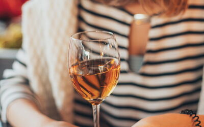 Une femme appréciant le vin