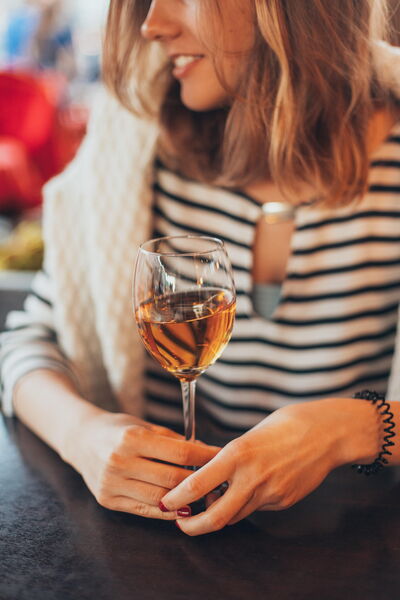 Une femme appréciant le vin