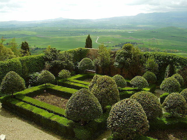 Vue sur les jardins de Piccolomini et le Val d'Orcia