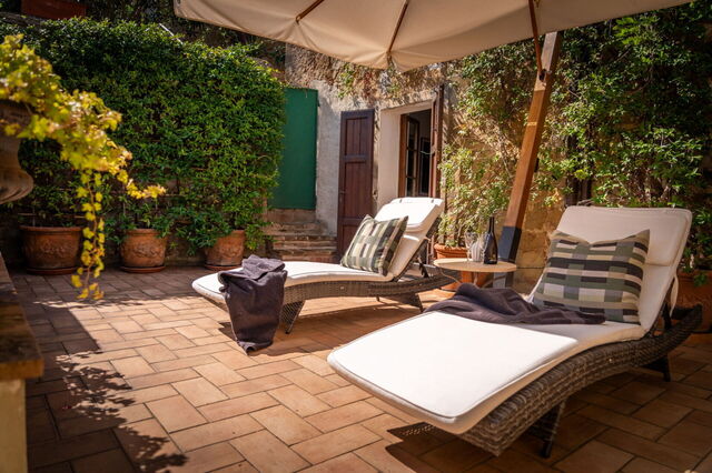 chaises longues, Town House Garden