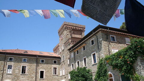 Vue du monastère bouddhiste à Pomaia