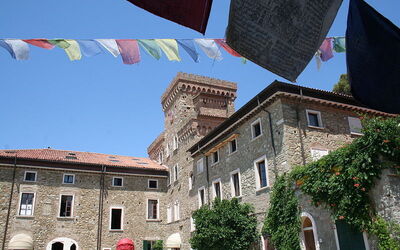 Vue du monastère bouddhiste à Pomaia
