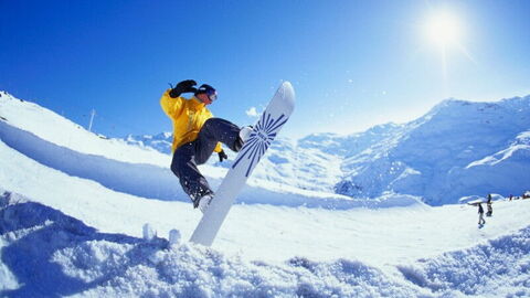 Snowboard sur la neige