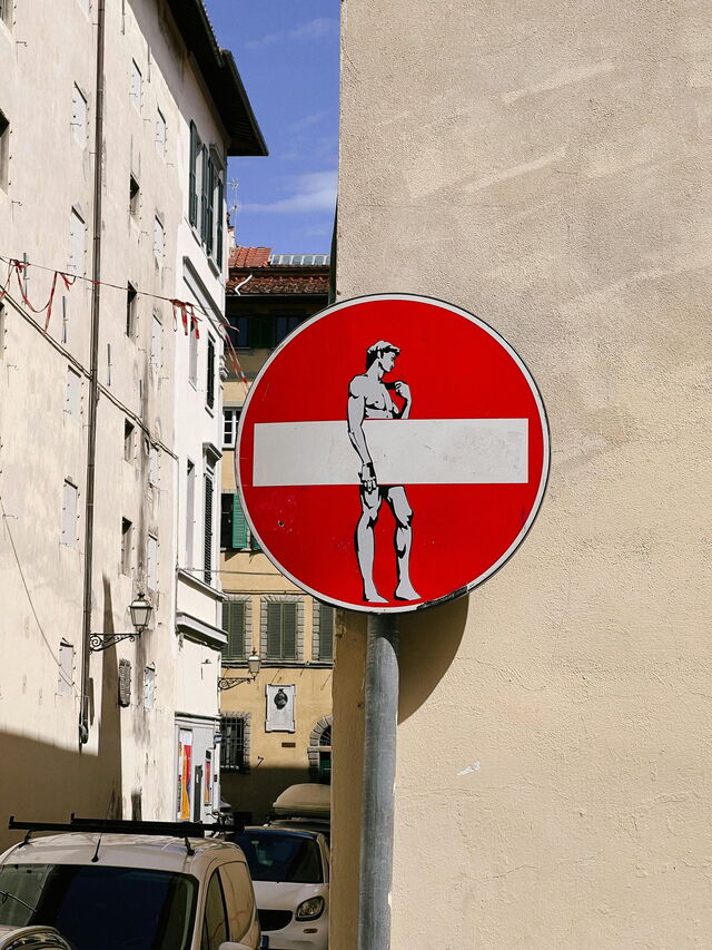 Navigation à travers les panneaux de signalisation et l'art à Florence