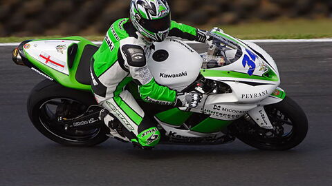 Moto sur une piste de course