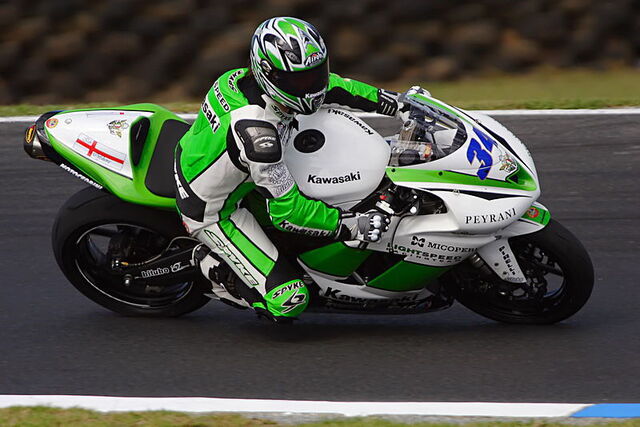 Moto sur une piste de course