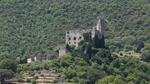 Vue de devant de La Rocca de Pierle