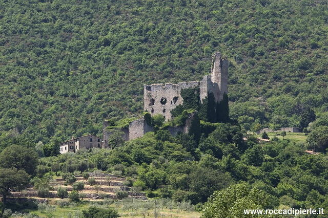 Vue de devant de La Rocca de Pierle
