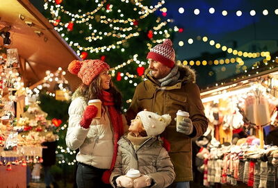 Une famille au marché de Noël