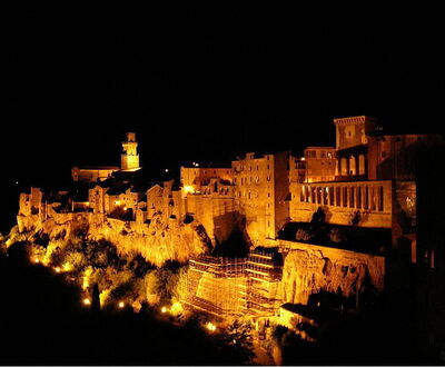 La ville de Pitigliano vue de nuit