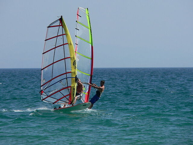 Planche à voile au large de la côte toscane