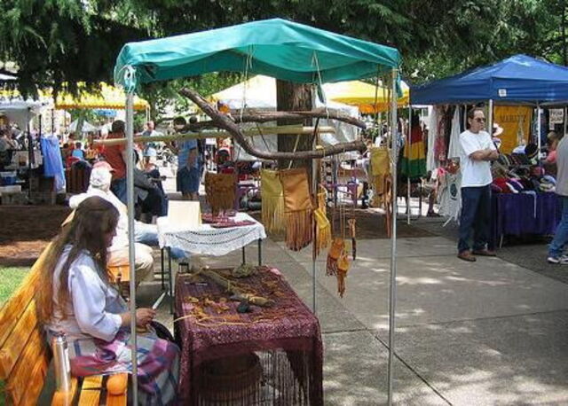 Un marché artisanal très coloré