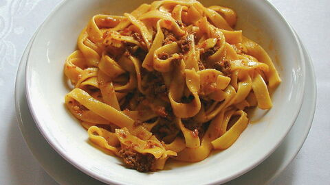 Fettuccine avec de la sauce de ragout