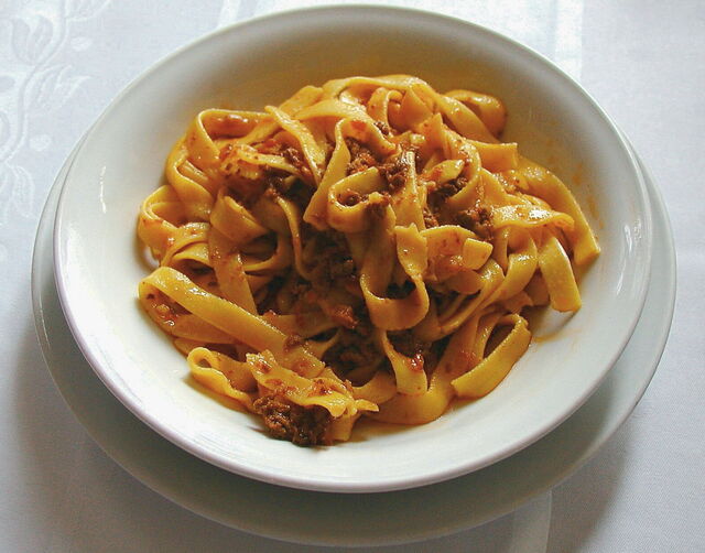 Fettuccine avec de la sauce de ragout