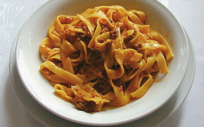Fettuccine avec de la sauce de ragout