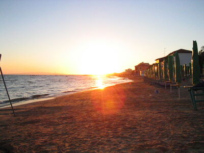 Un coucher de soleil sur la plage à Follonica