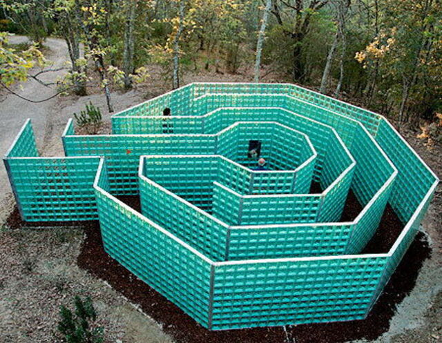 Un labyrinthe en verre dans le  Parc des Sculptures du Chianti