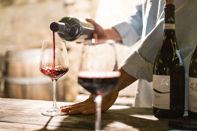 verser du vin