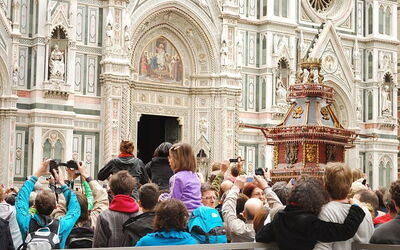 Le char prêt à exploser devant la cathédrale de Florence