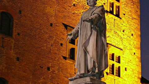 Statut de Francesco Datini devant le Palazzo Pretorio
