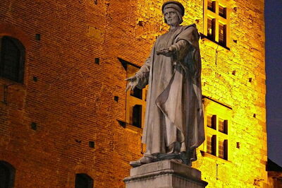 Statut de Francesco Datini devant le Palazzo Pretorio