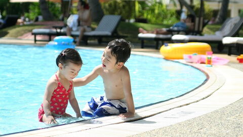 Une famille à la piscine