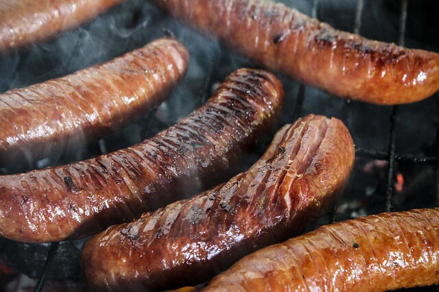 Des saucisses allemandes sur le marché de Noël