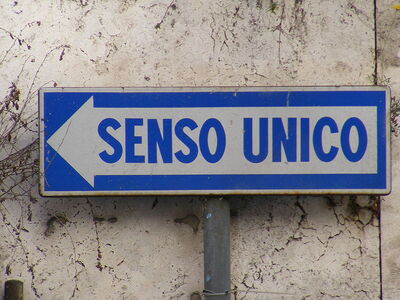 Un panneau de signalisation de sens unique en Italie