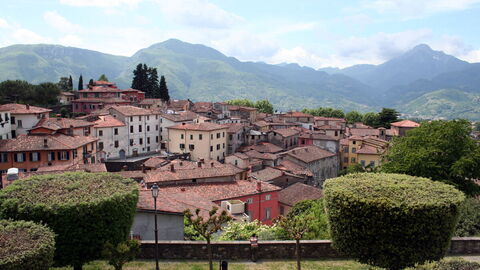 Barga vue de loin