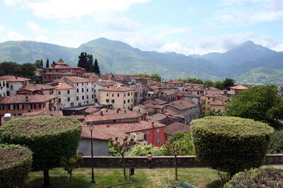 Barga vue de loin