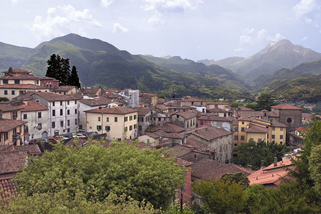 Barga de loin