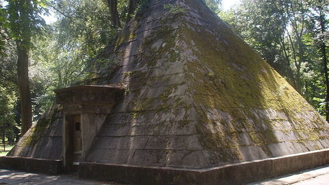 Une pyramide dans le parc de Cascine