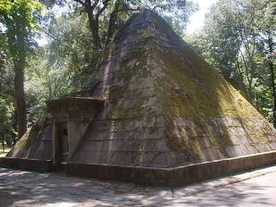 Une pyramide dans le parc de Cascine