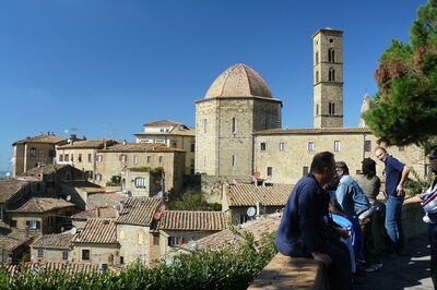 Touristes à Volterra