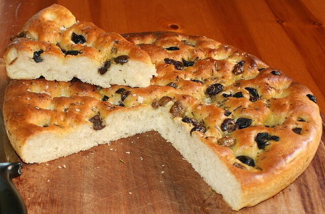 Focaccia aux olives, le romarin et sauge