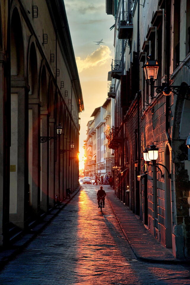 Coucher de soleil dans une rue florentine