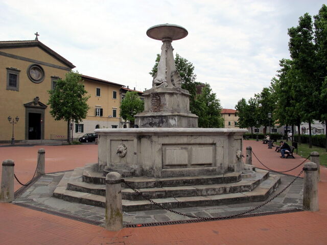 Une jolie fontaine au centre de la ville Bientina