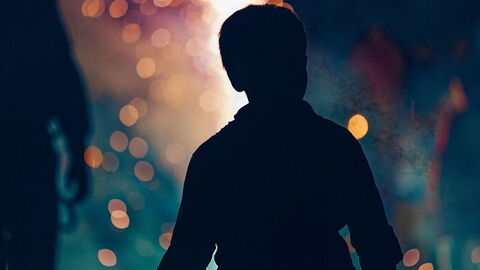 Garçon à un feu de joie