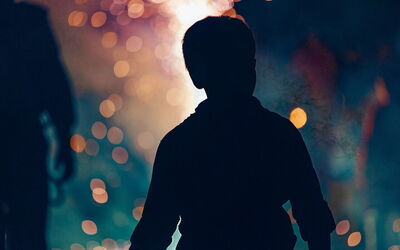 Garçon à un feu de joie