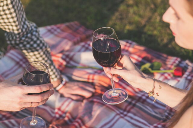 Un couple buvant du vin