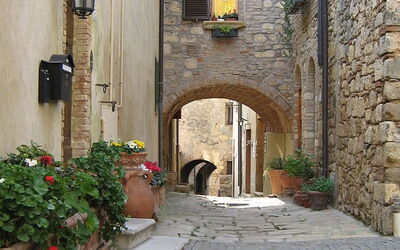 une rue pavée de Bibbona