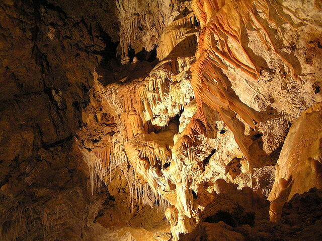 intérieur de la grotte antique