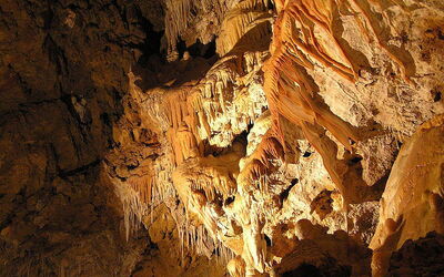intérieur de la grotte antique