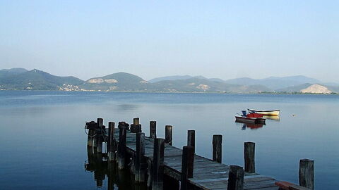 Vue calme du lac Massaciuccoli