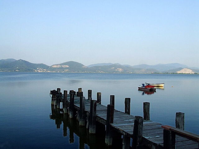 Vue calme du lac Massaciuccoli